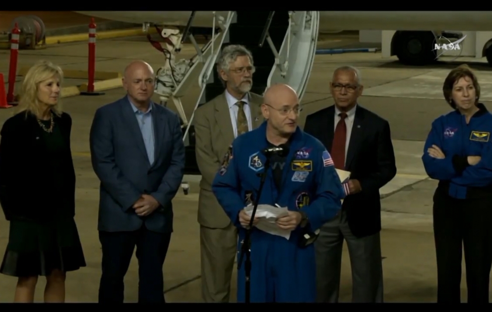 Astronavt Skott Kelli 1 il kosmos həyatından sonra ailəsinə qovuşdu