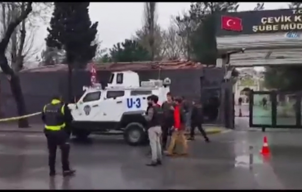 В Стамбуле совершено нападение на полицейский участок