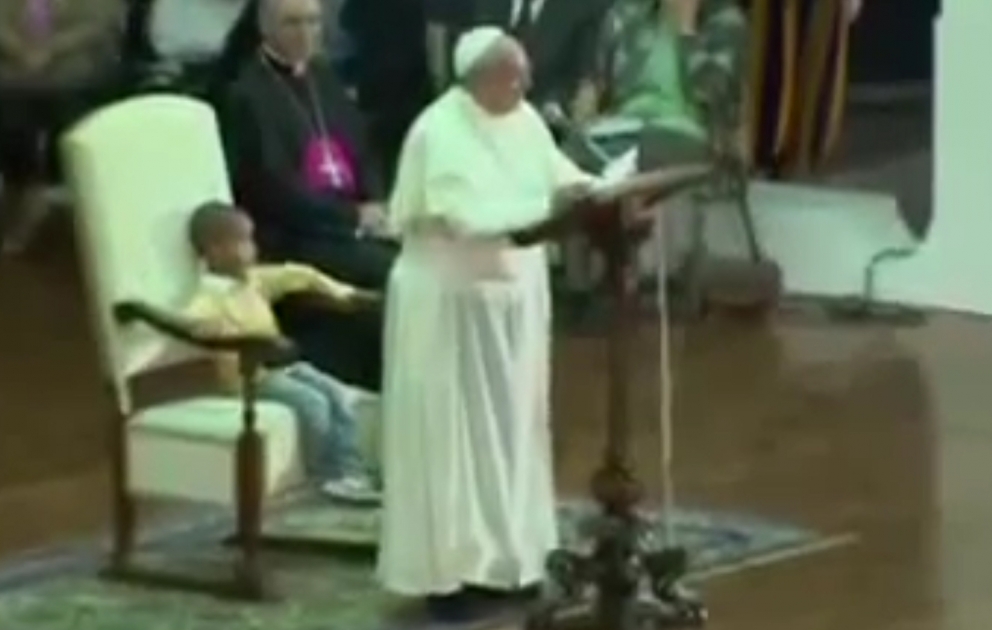 Un garçonnet assis sur le trône papal