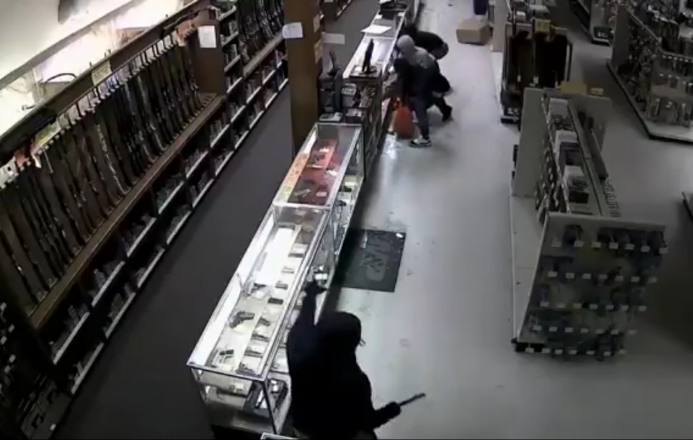 Texasda silah mağazasına görünməmiş basqın