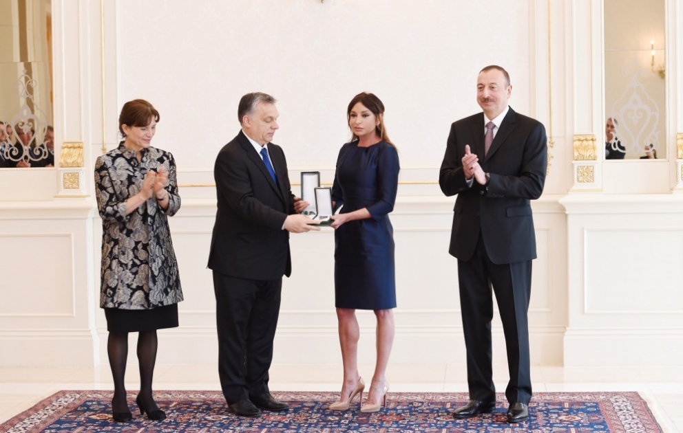 La première dame d’Azerbaïdjan Mehriban Aliyeva décorée d’une haute distinction hongroise