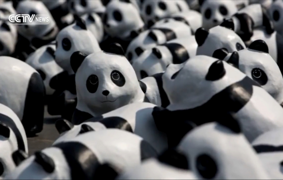Banqkokun mərkəzi meydanında yüzlərlə kağız panda