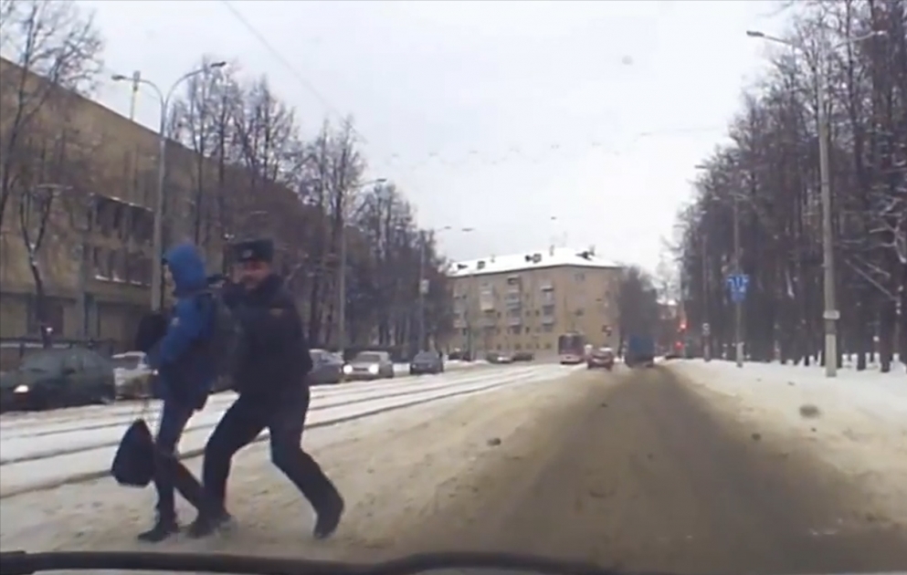 Belarus polisi uşağı belə xilas etdi