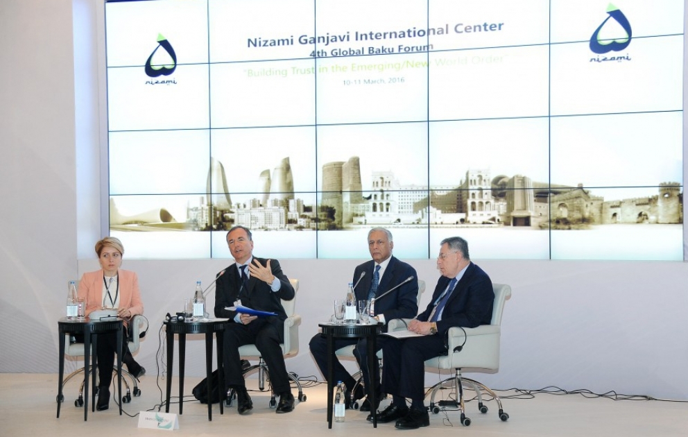 IV Qlobal Bakı Forumu işini davam etdirir