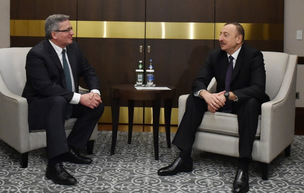 Präsident Ilham Aliyev trifft sich mit dem ehemaligen Präsidenten von Polen Bronislaw Komorowski