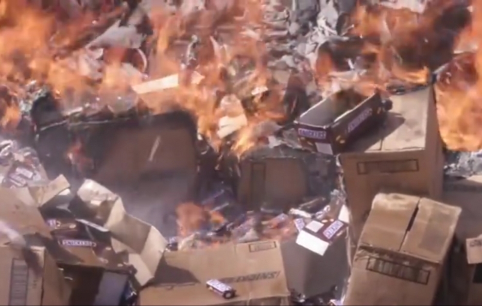 İçində plastik olduğu güman edilən 15 ton Snickers şokoladı yandırıldı