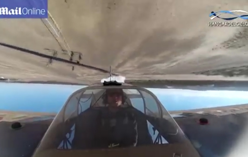 Pilot yerdən çox az məsafədə qeyri-adi manevrlər edir