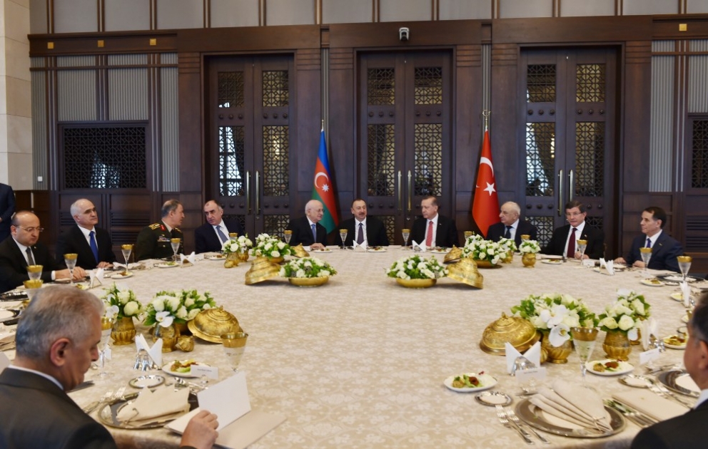 Ali qonağın şərəfinə