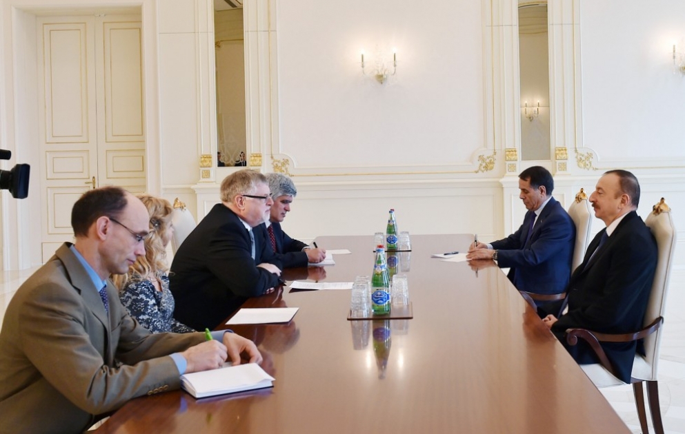 Aserbaidschans Präsident Ilham Aliyev empfängt eine EU-Delegation