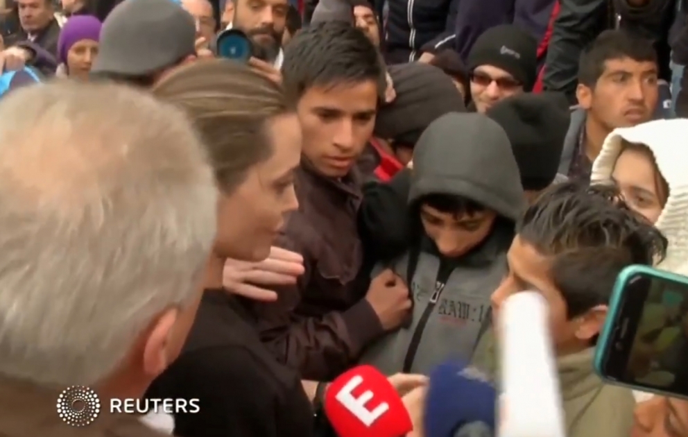Ancelina Coli Yunanıstanda qaçqın düşərgəsini ziyarət edib