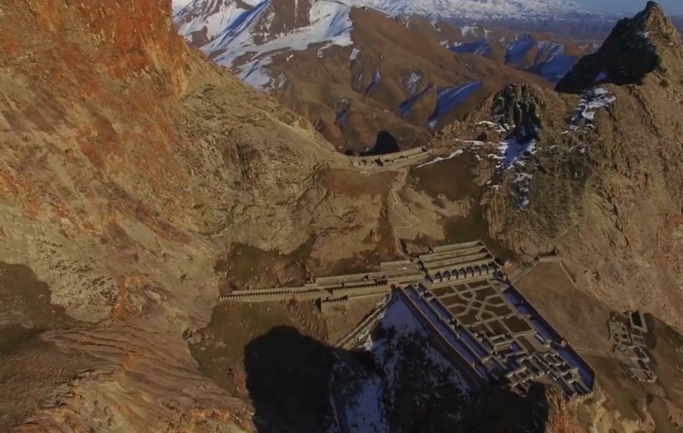 La majestueuse forteresse Alindja – prises de vues aériennes