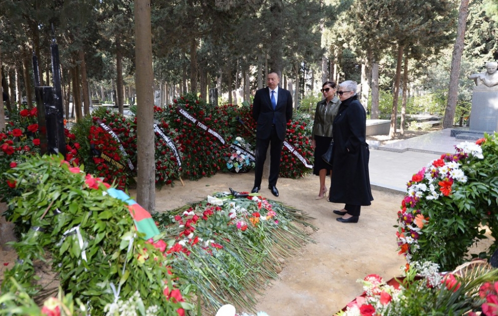 Azərbaycan Prezidenti İlham Əliyev Xalq Yazıçısı Maqsud İbrahimbəyovun məzarını ziyarət edib