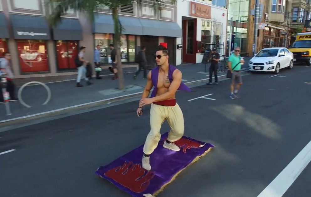 Ələddin sehirli xalçası ilə San Francisco küçələrində