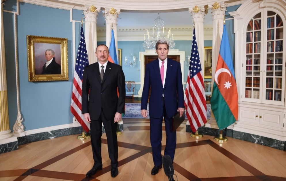 Aserbaidschans Präsident Ilham Aliyev kommt mit US-Außenminister John Kerry zusammen
