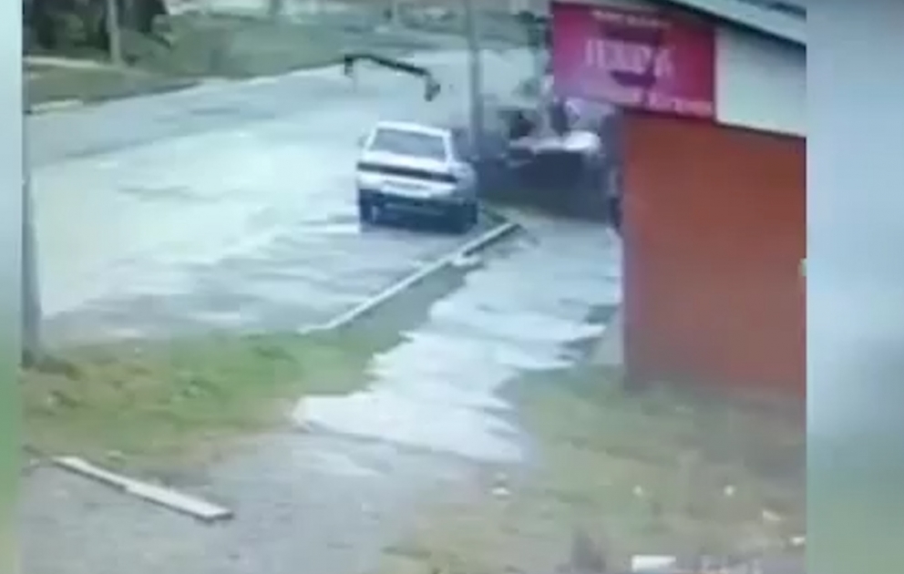 Qəzada maşın parçalandı, sərnişinlər yerə çırpıldılar