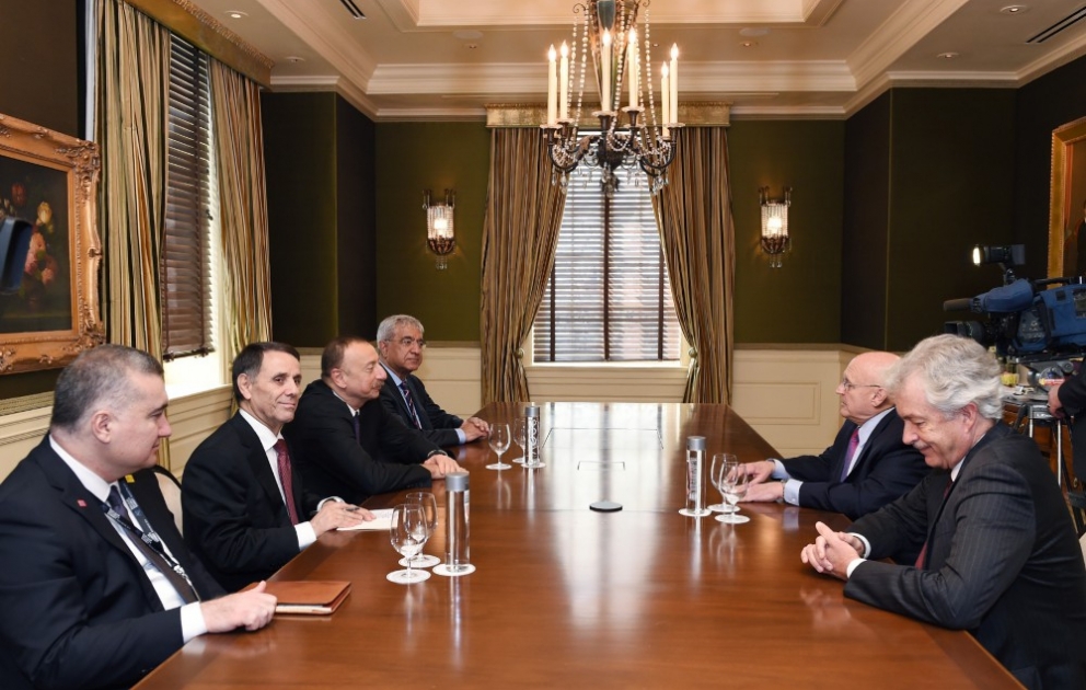 Präsident Ilham Aliyev trifft mit einer Reihe von hochgestellten Persönlichkeiten der USA zusammen