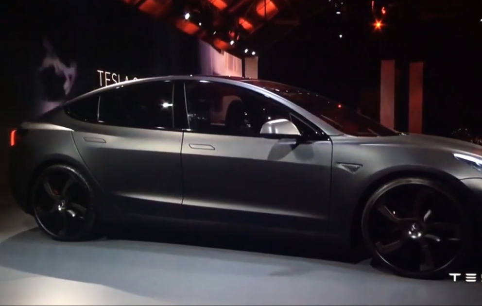 Tesla представила самый дешевый электромобиль