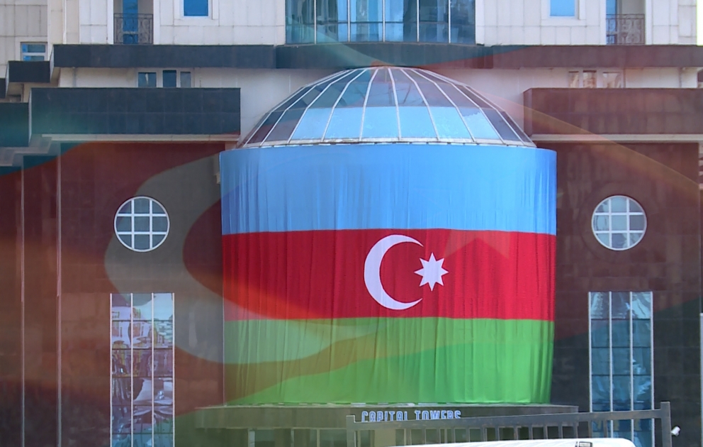 Ordumuza dəstək üçün eyvanlara Bayraq asıldı