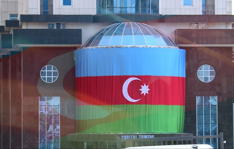 Les drapeaux ont été accrochés aux balcons pour soutenir l’armée azerbaïdjanaise