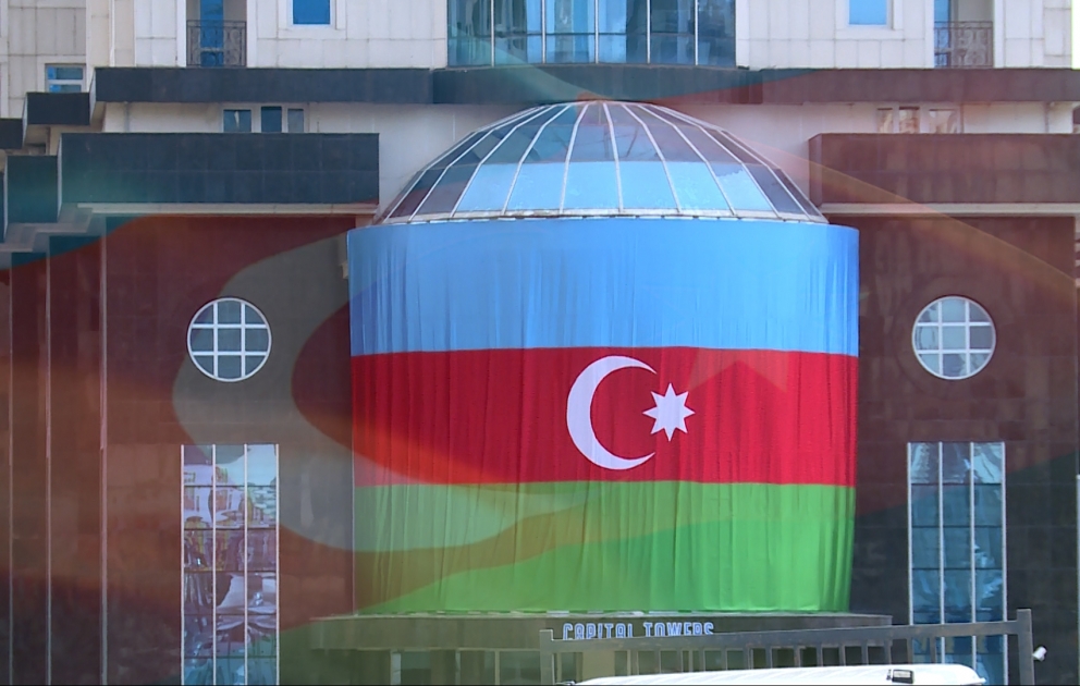 Azerbaijanis hang flags on their balconies to support army