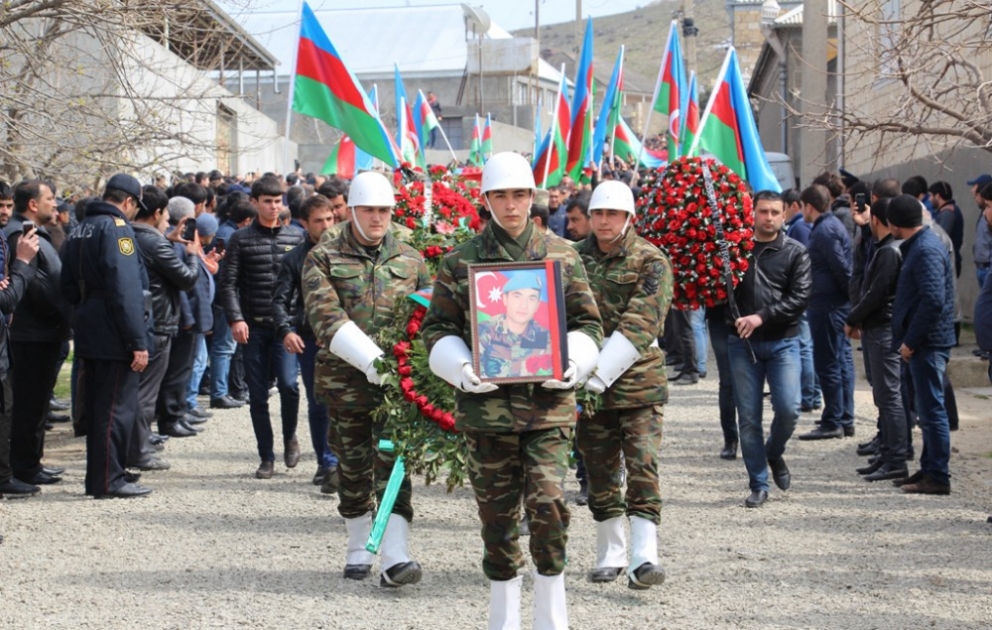 Şəhid əsgərimiz son mənzilə yola salınıb