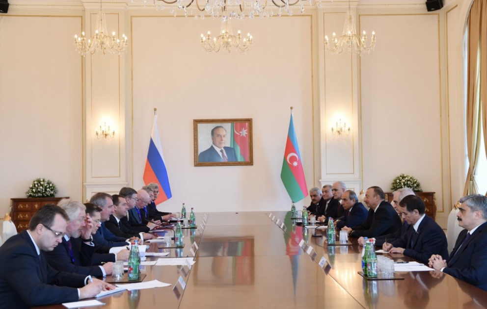 Aserbaidschans Präsident und russischer Premier treffen im erweiterten Format zusammen
