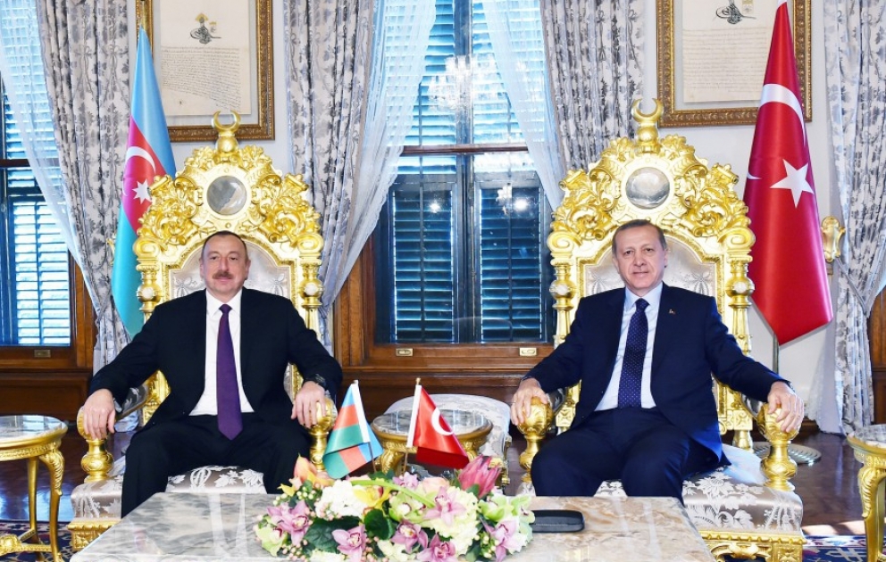 Präsident von Aserbaidschan Ilham Aliyev kommt mit seinem türkischen Amtskollegen zusammen