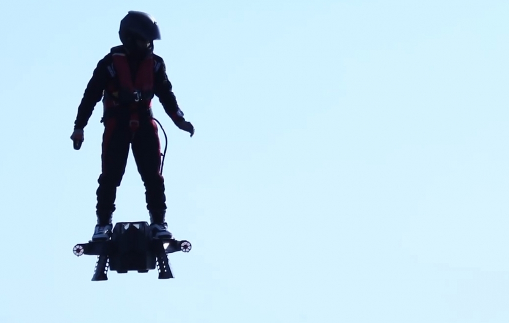 Французский экстремал испытал Flyboard Air