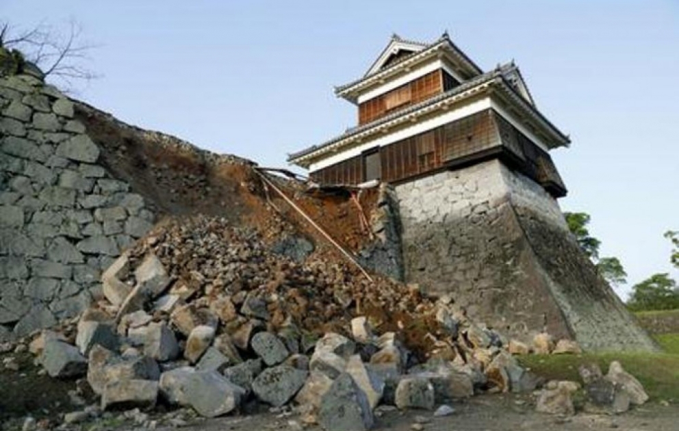 Strong quake hits Japan