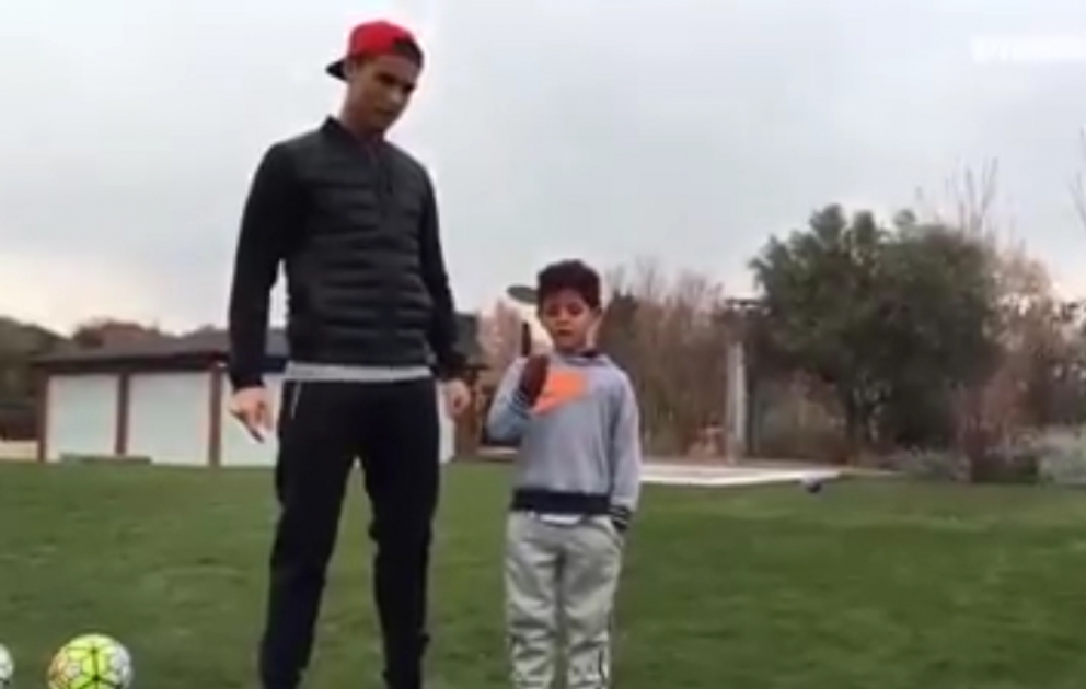 Ronaldo oğlu ilə məşq edərkən