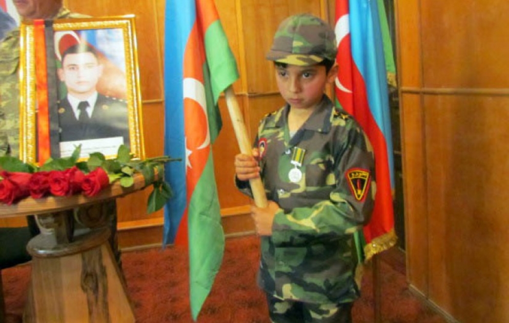 Şəhid zabitin medalı ailəsinə təqdim olunub