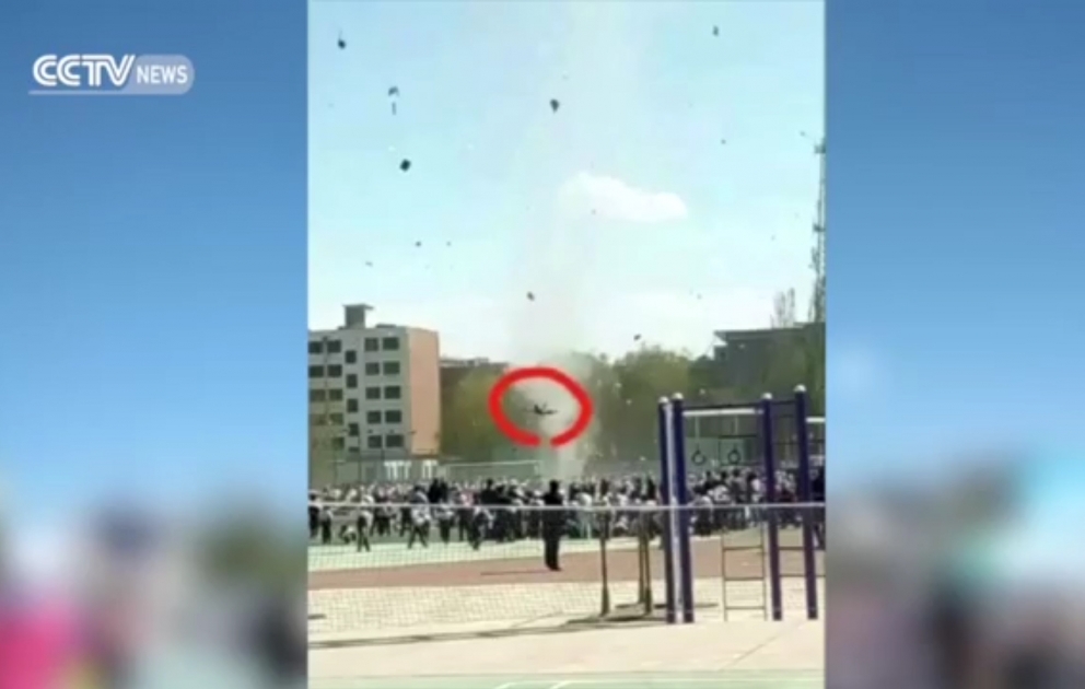 Parkda qəflətən yaranan fırtına insanları göyə qaldırdı