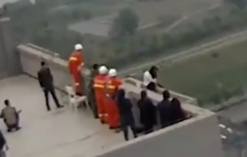 Özünü binadan atmaq istəyən qızın xilası