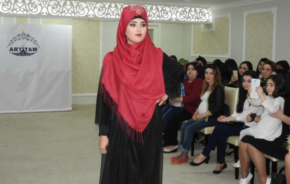 Hicabların nümayiş olunduğu moda dəfiləsi