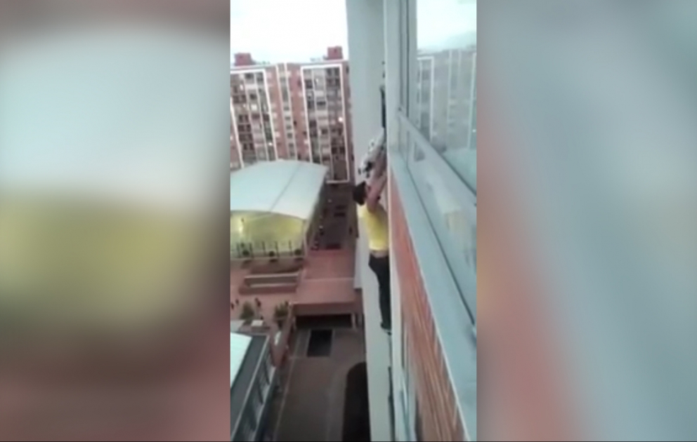 İti xilas etmək üçün həyatını riskə atdı