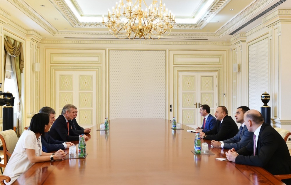 Präsident Ilham Aliyev empfängt Delegation um Mitglied der französischen Nationalversammlung Jean-François Mancel