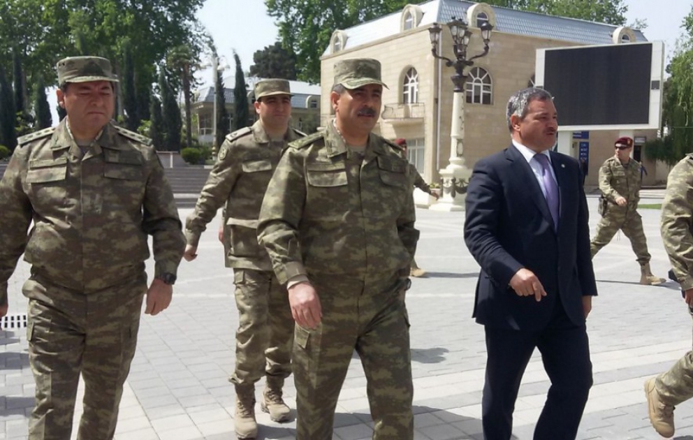Müdafiə naziri cəbhə bölgəsində səfərdədir