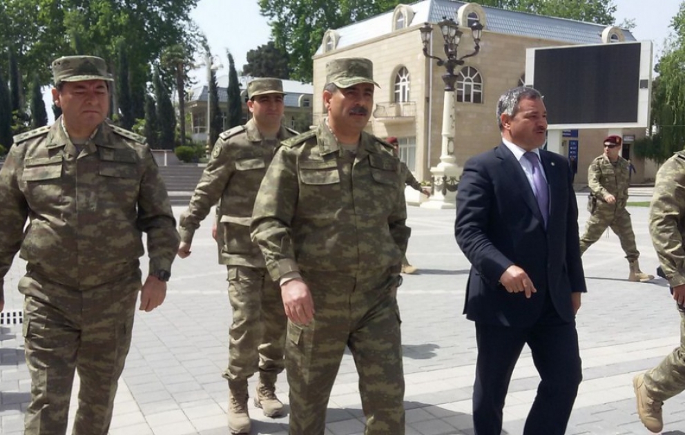 Министр обороны находится с визитом в прифронтовой зоне