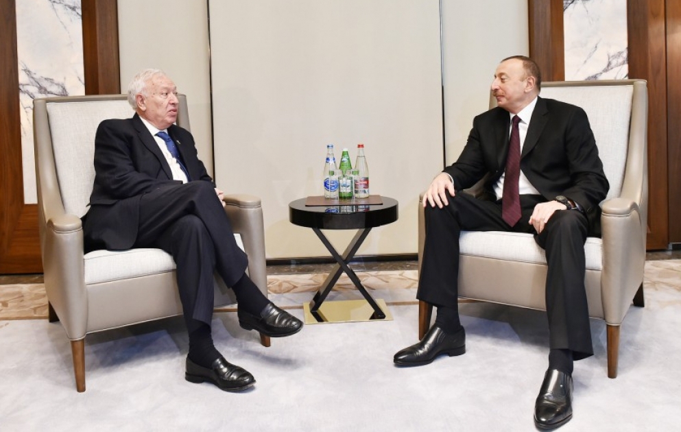 Präsident Ilham kommt Aliyev mit spanischem Außenminister zusammen