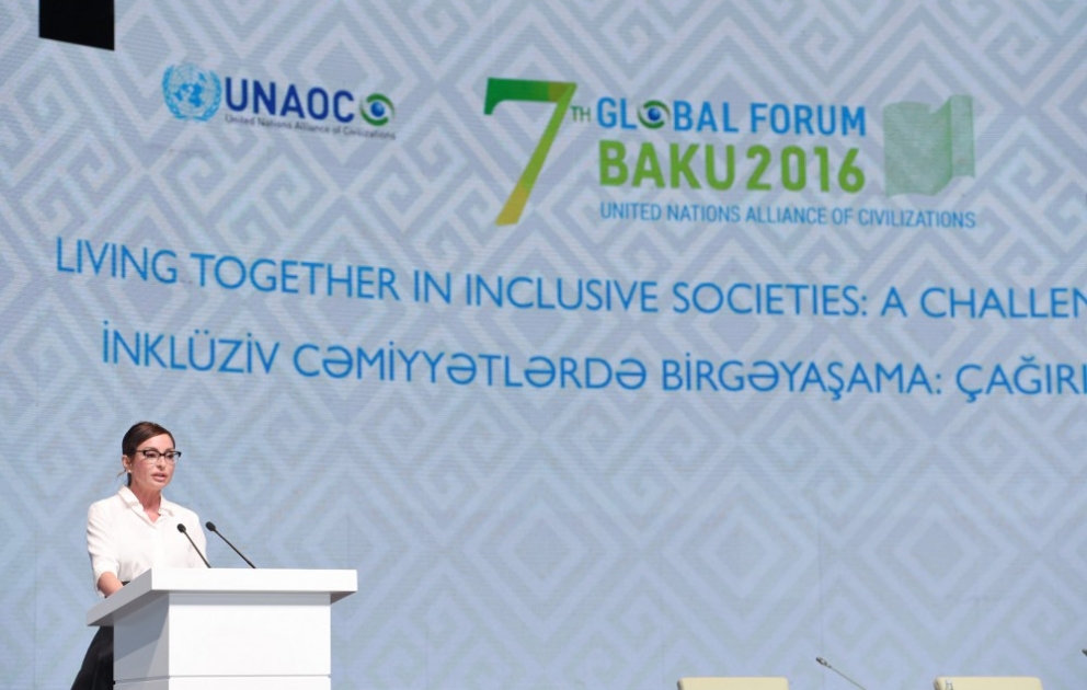 First Lady von Aserbaidschan hält eine Rede bei der zweiten Plenarsitzung des 7. Globalen Forums der UNAOC
