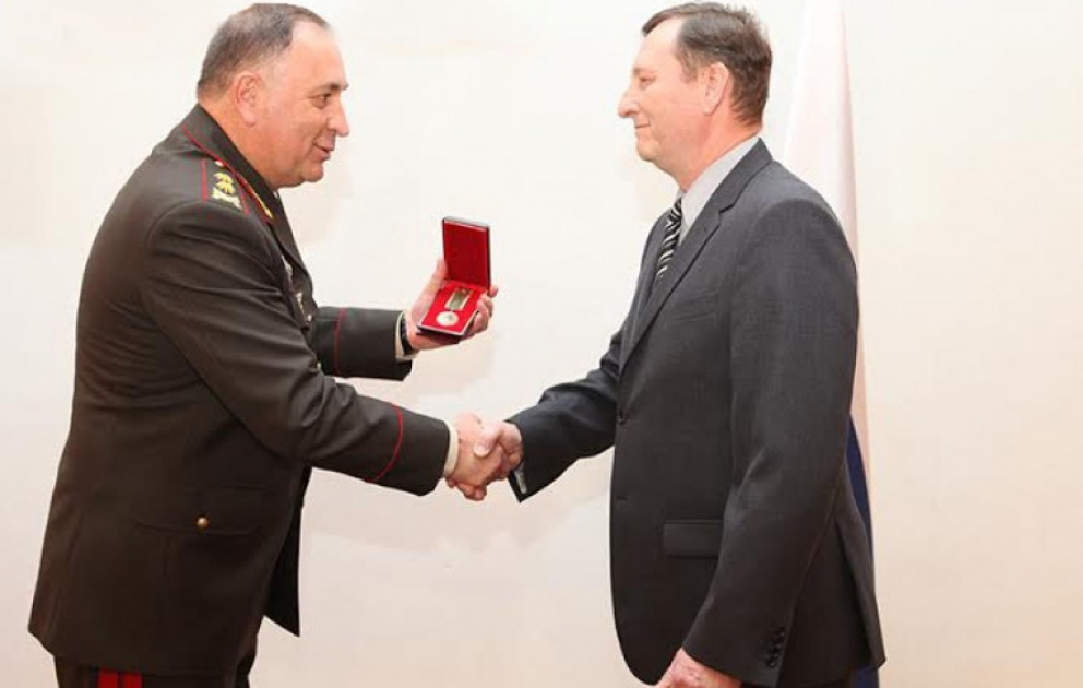 Azərbaycan müdafiə nazirinin müavini ehtiyatda olan polkovnik-leytenanta “Hərbi xidmətlərə görə” medalı təqdim edib