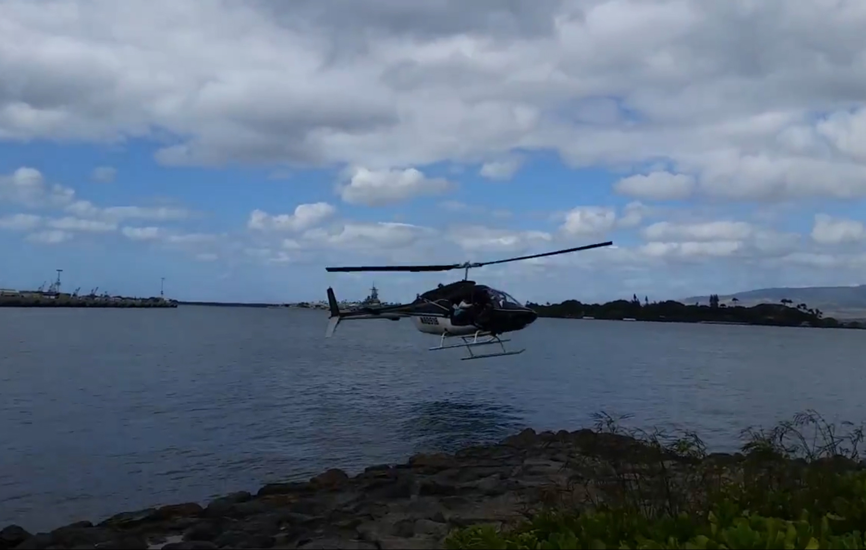 Вертолет над водохранилищем. Затонувшие вертолеты. Вертолет озеро. Вертолет на воде. Вертолет над водой.