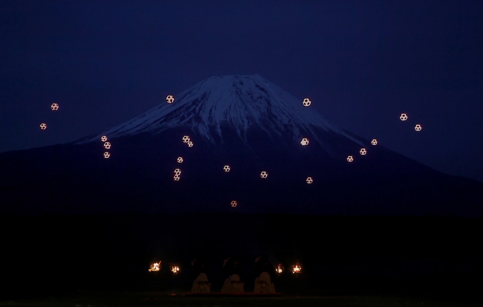 Fuji dağı önündə dronların rəqsi