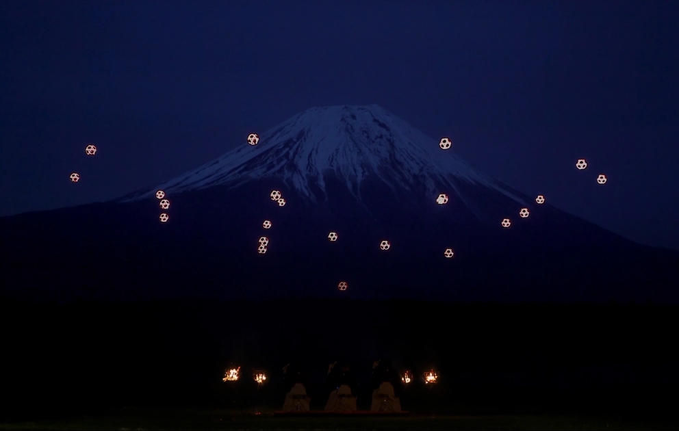 Tanz der Drohnen am Berg Fuji