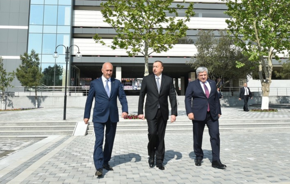 Präsident Ilham Aliyev besucht Garten Heydar