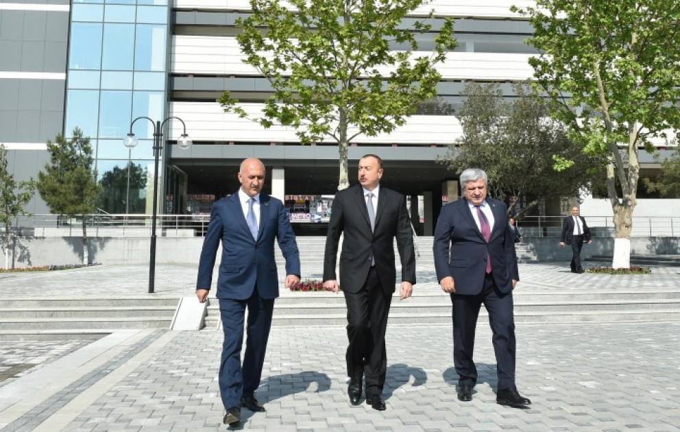 Le président Ilham Aliyev visite le jardin Heydar au 8e Kilomètre