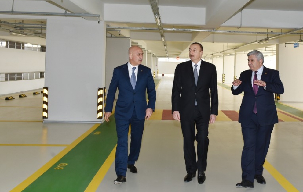 Im Stadtviertel 8. Kilometer von Baku vielgeschossiges Parkhaus zur Nutzung überlassen