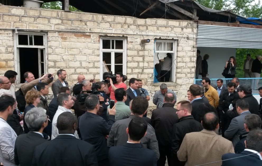 Les représentants du corps diplomatique visitent les zones proches du front