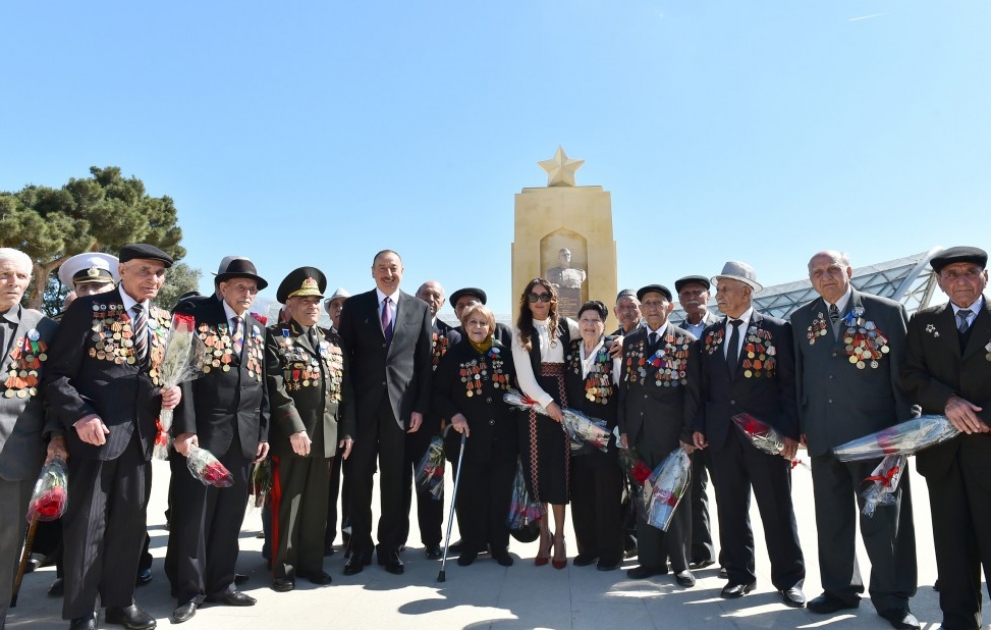 Prezident İlham Əliyev 9 May - Qələbə günü münasibətilə Bakıda keçirilən mərasimdə iştirak edib