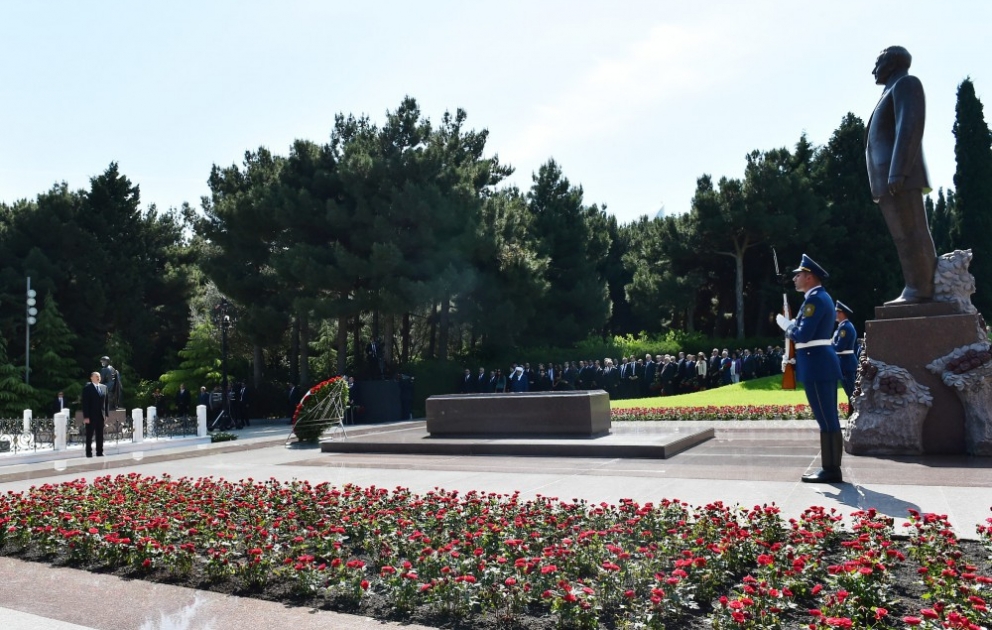 Le président Ilham Aliyev rend hommage à Heydar Aliyev, leader national du peuple azerbaïdjanais